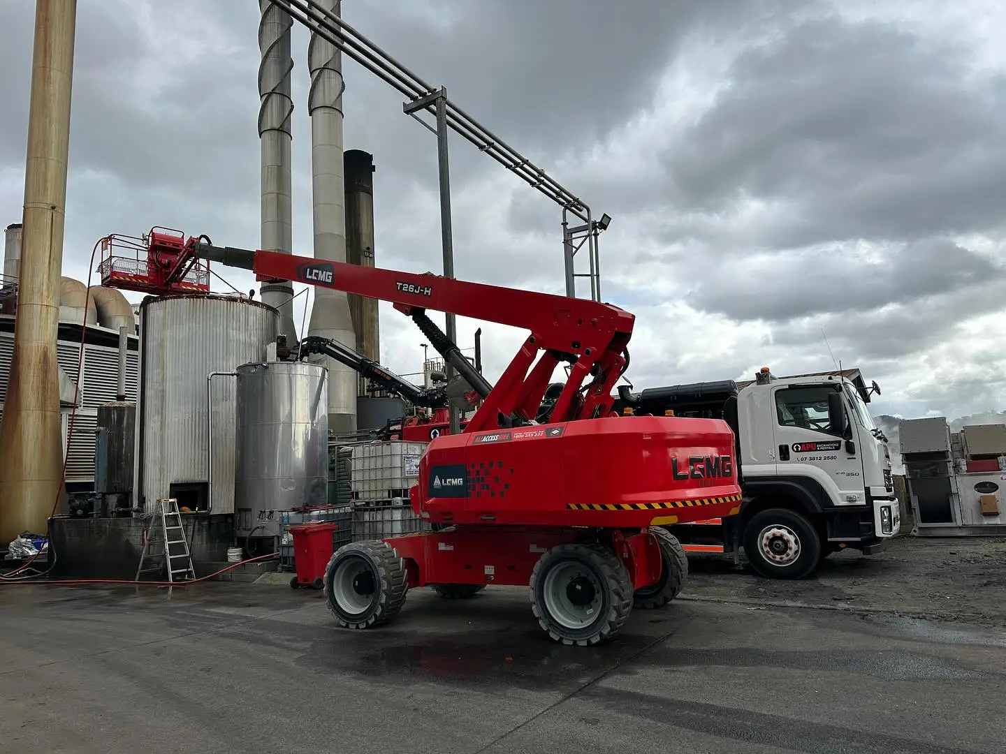 Straight boom lift in action, showcasing its extended reach for elevated outdoor projects in Brisbane